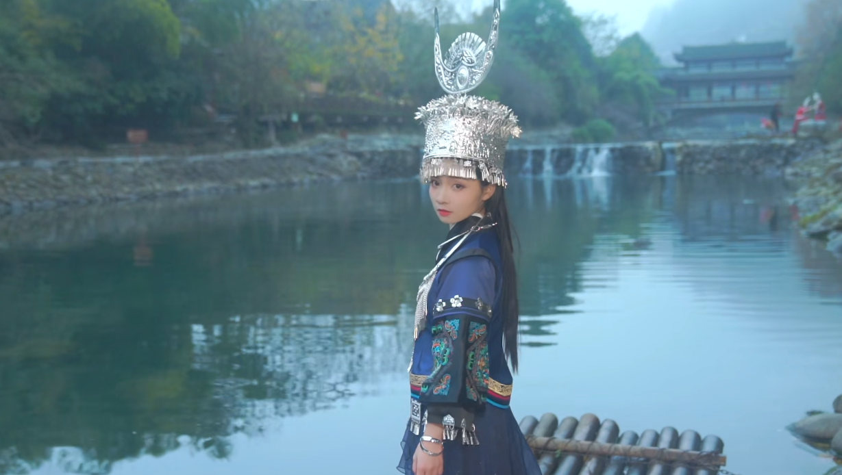 为流量糟蹋传统文化?女Coser穿抹胸肚兜大跳苗族舞蹈,网友怒了