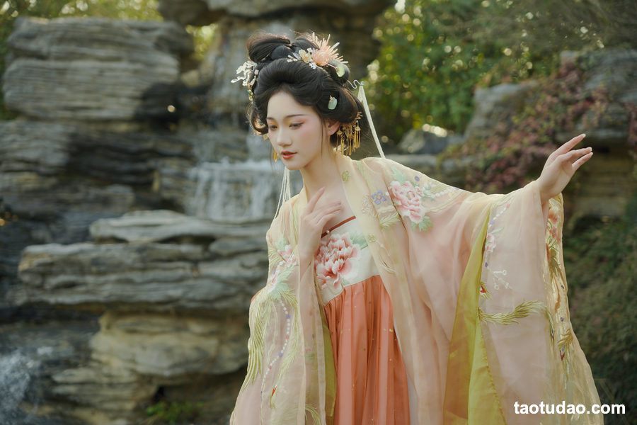 图片[2]-[YITUYU艺图语]2023.03.26 美人赋 沁沁[25+1P／433MB]-艺库
