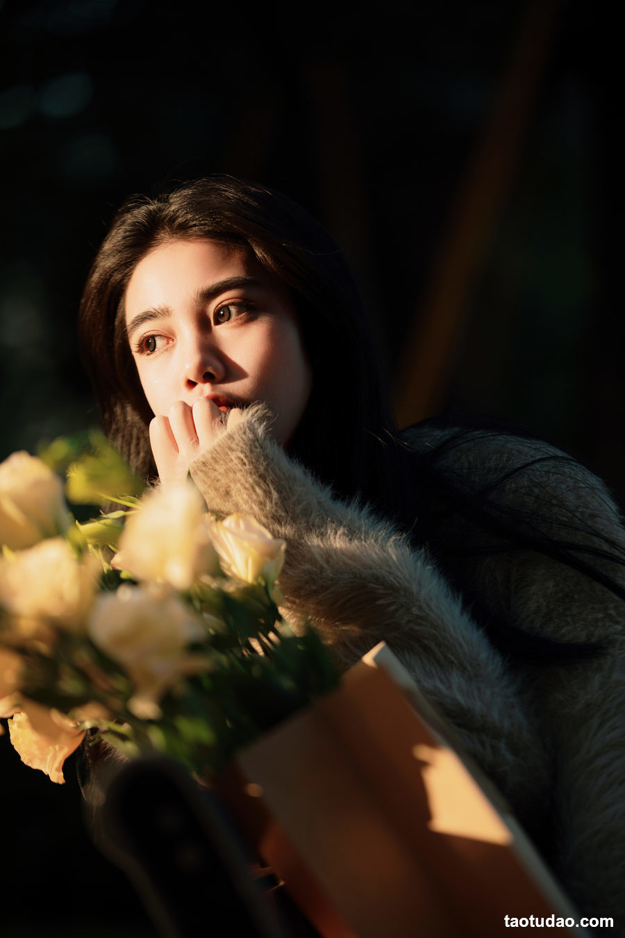 图片[2]-[YITUYU艺图语]2023.03.30 光影与晚霞下的少女 思分[20+1P／435MB]-艺库