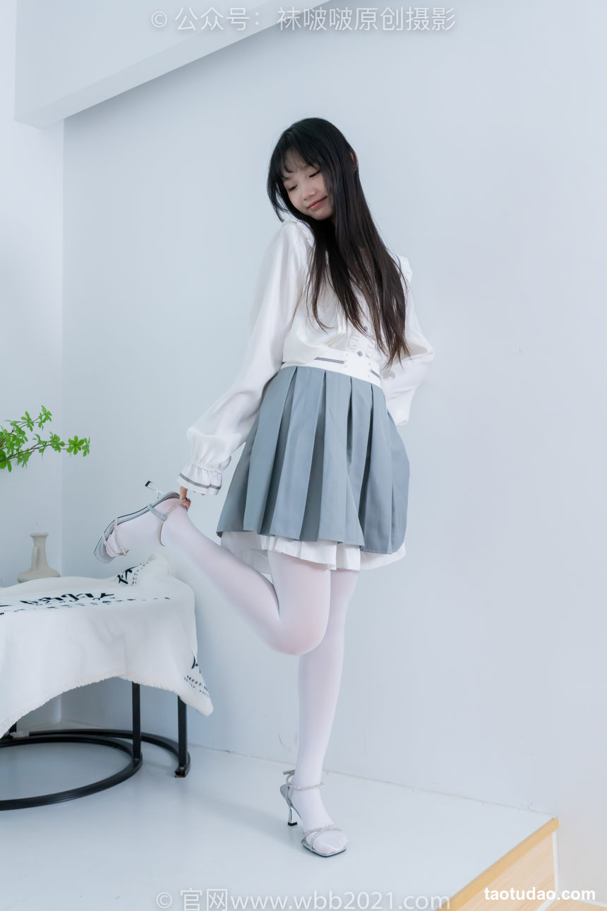 图片[2]-[BoBoSocks袜啵啵]NO.468 甜甜圈-高跟凉鞋、厚白丝、裸足、丝袜和裸足踩蓝莓剧情[150P+1V／7.57GB]-艺库