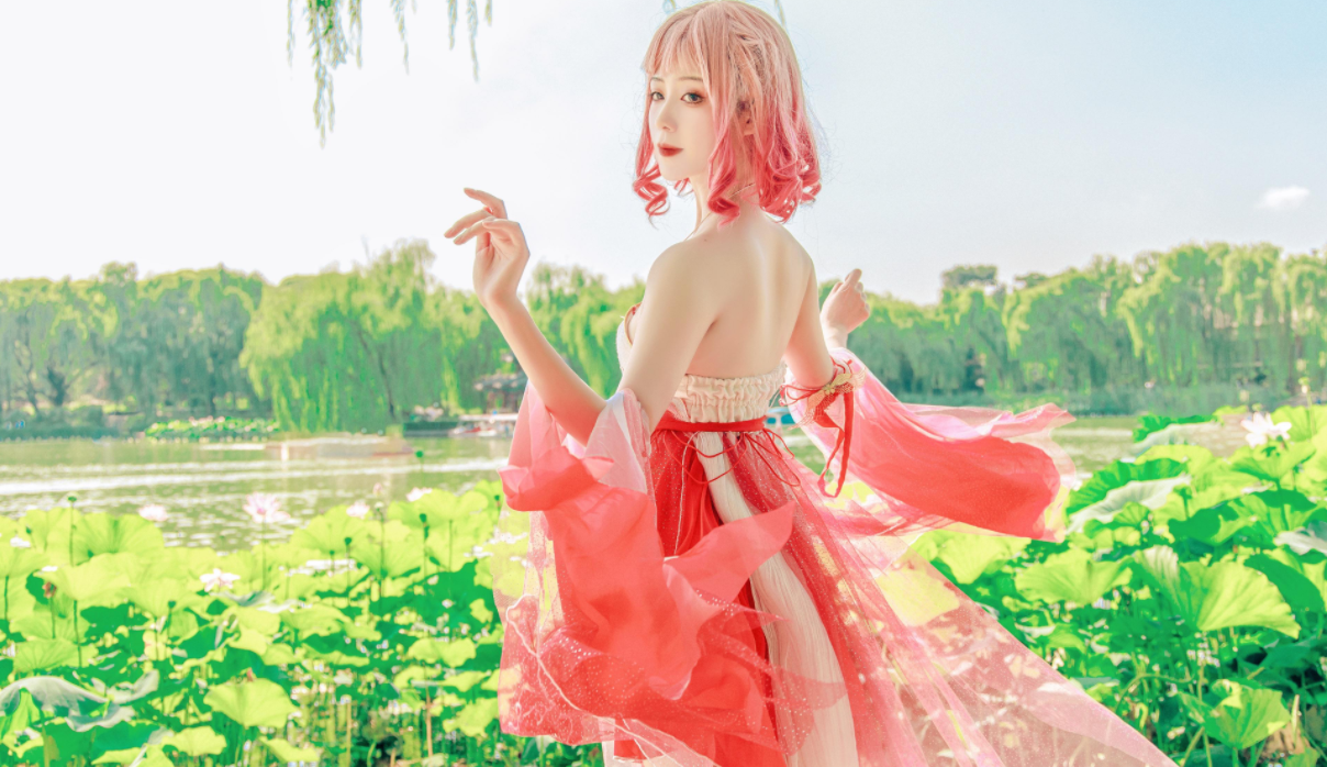 女Coser 40度高温拍片,因石头太烫屁股,来回换位置愁坏摄影师