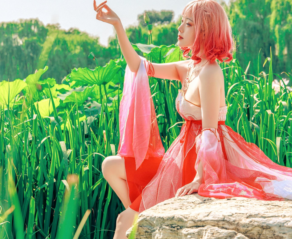 女Coser 40度高温拍片,因石头太烫屁股,来回换位置愁坏摄影师