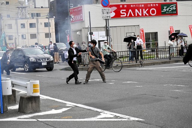 日本前首相安倍晋三中枪 心肺功能停止 世享年67岁！-艺库