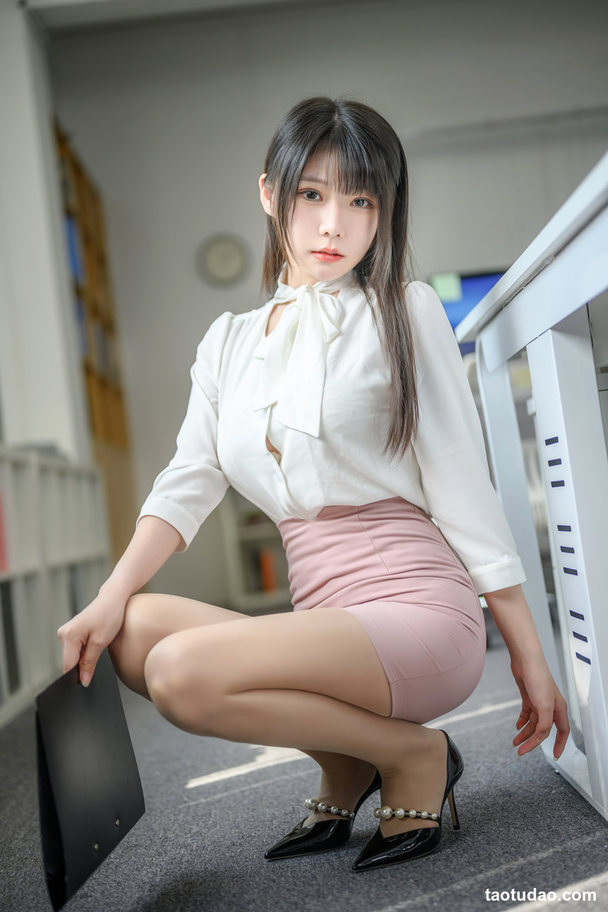 图片[2]-香草喵露露  忙露的职场 粉白裙子[40P+1V-1.32GB]-艺库