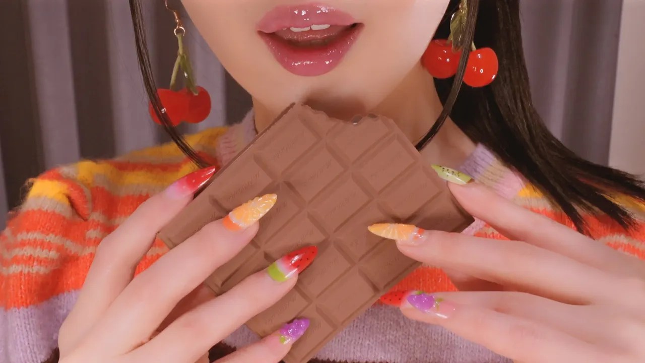 [Cham] 吃假食物发出的咀嚼音（巧克力、草莓、饼干）-ASMR Cham ちゃむ / 日本ASMR-绅士图