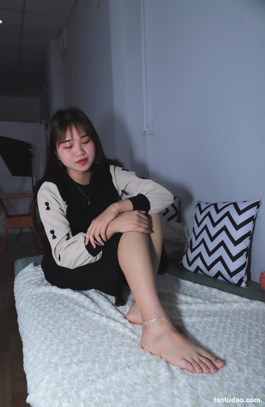 图片[3]-Pary摄影 NO.137 曾经做过车模的大美女灵儿棚拍38码美脚[89P／289MB]-艺库