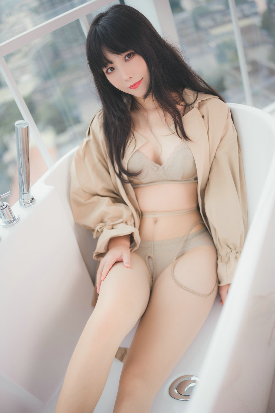 Cosplay汪知子 – 风衣 / 52P-168MB / cos萌妹-艺库