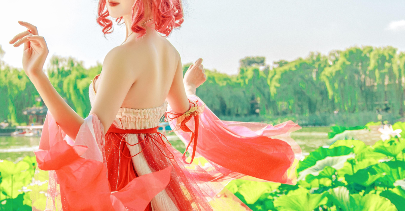 女Coser 40度高温拍片,因石头太烫屁股,来回换位置愁坏摄影师