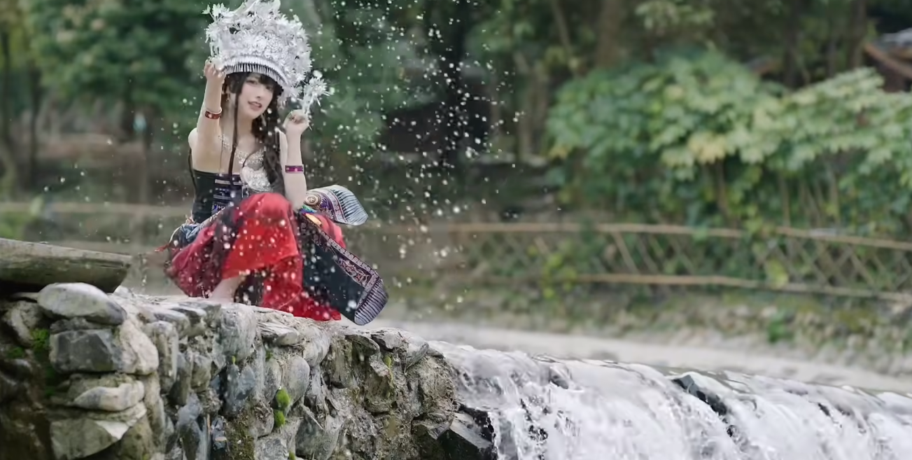 为流量糟蹋传统文化?女Coser穿抹胸肚兜大跳苗族舞蹈,网友怒了