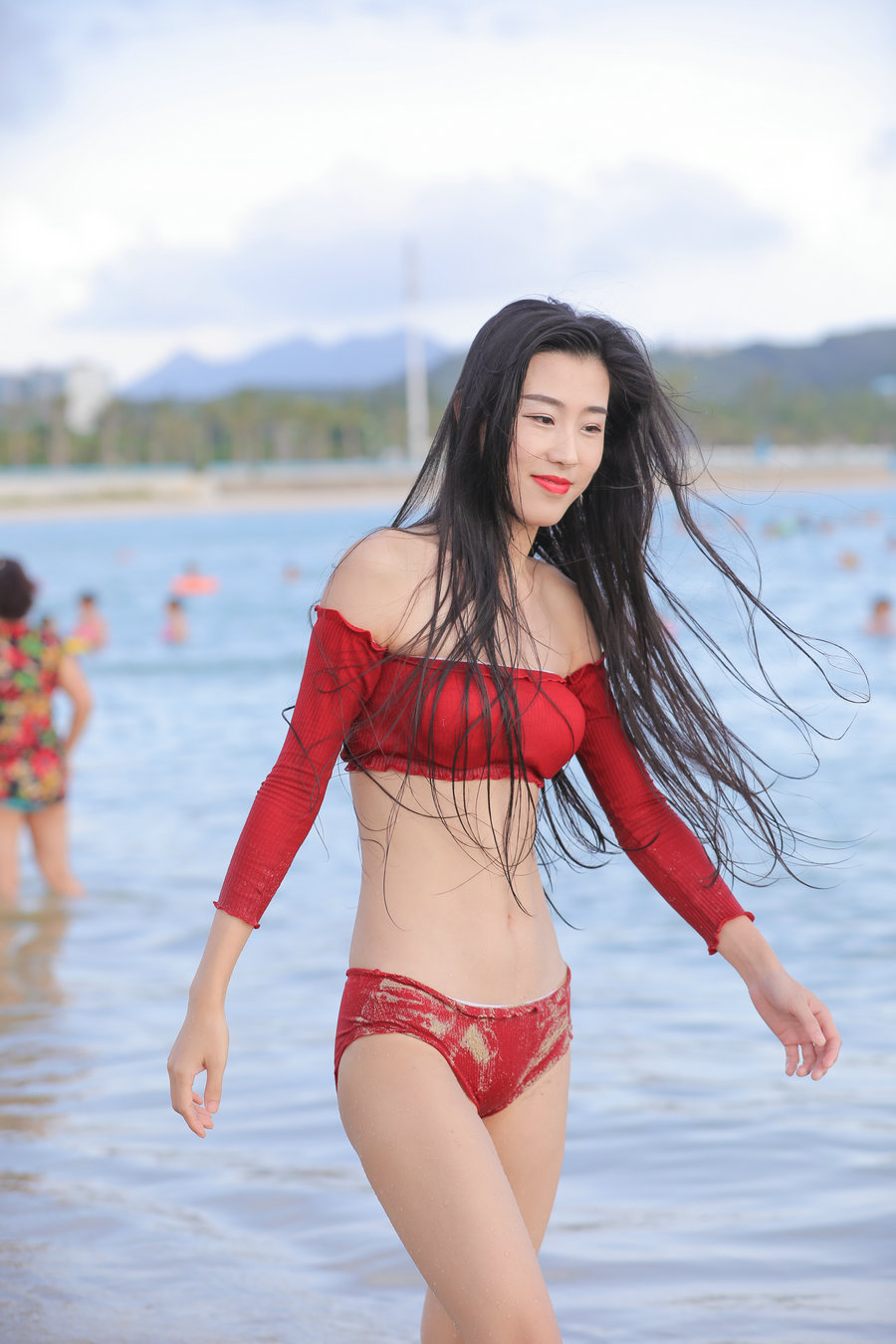 精选街拍 红色耀眼泳衣 / 178P-1.20GB /-艺库