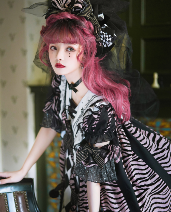 顶级LO娘有多绝?37度天穿三层厚棉LO服拍戏,差点中暑送医院