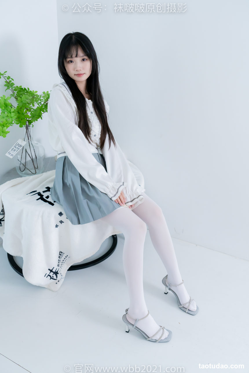 图片[4]-[BoBoSocks袜啵啵]NO.468 甜甜圈-高跟凉鞋、厚白丝、裸足、丝袜和裸足踩蓝莓剧情[150P+1V／7.57GB]-艺库