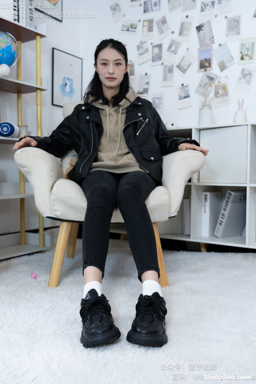 图片[3]-甜予摄影 NO.014 肉肉-运动鞋、白棉袜、裸足[116P+12V／10.5GB]-艺库