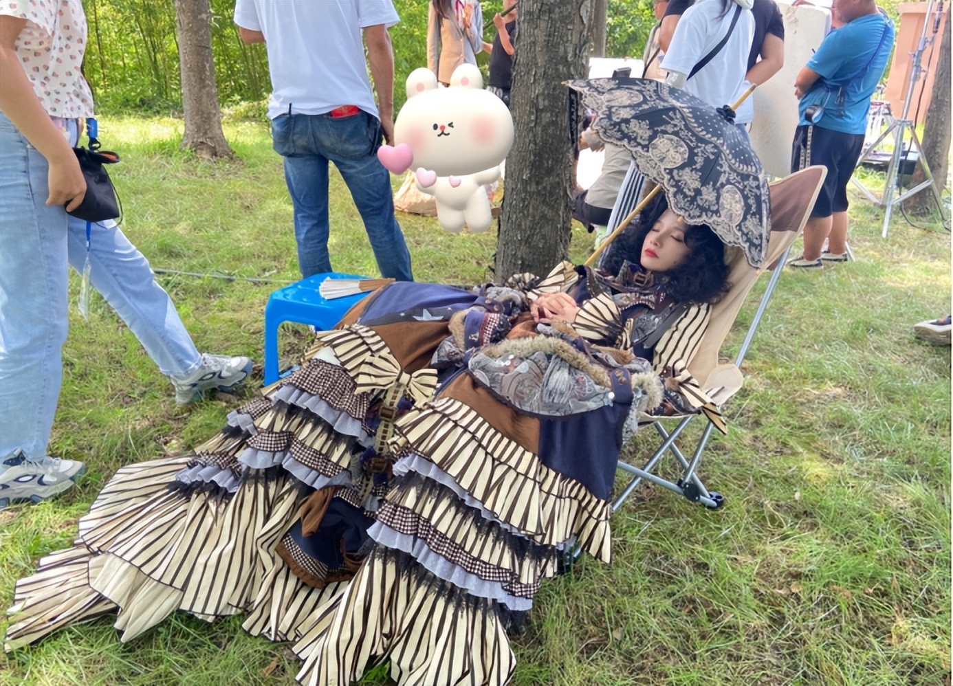 顶级LO娘有多绝?37度天穿三层厚棉LO服拍戏,差点中暑送医院