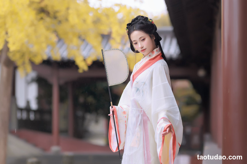 图片[2]-[YITUYU艺图语]2023.01.10 雨中银杏 眸小妖[23+1P／251MB]-艺库